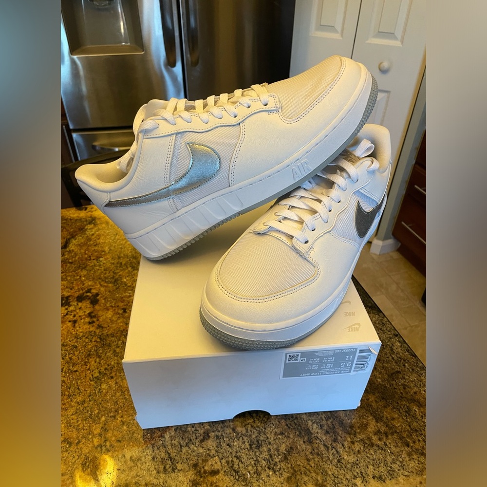 NEW MENS NIKE AIR FORCE 1 ONE LOW UNITY WHITE SILVER SHOES SIZE 9.5